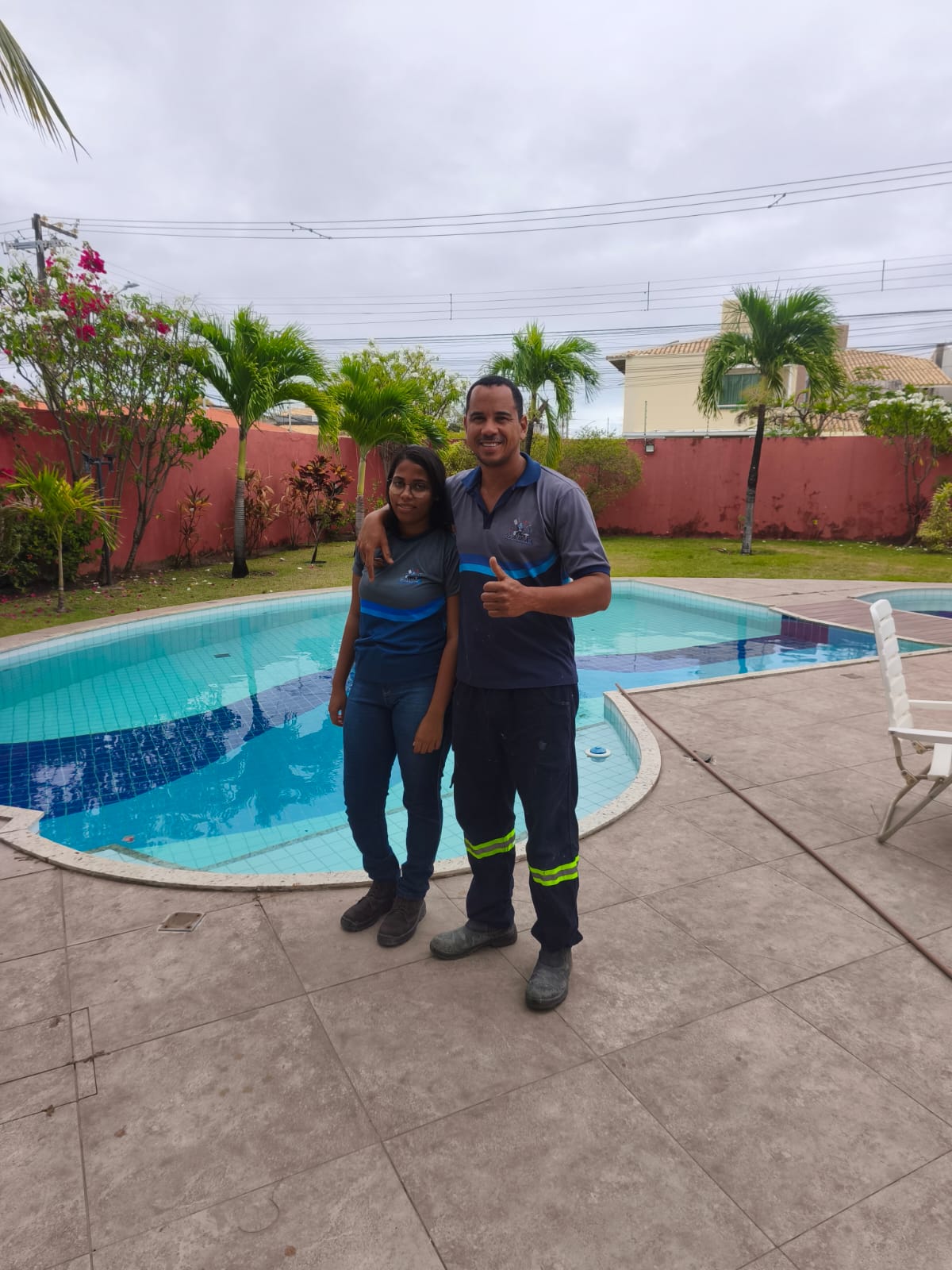 Equipe GAMA uniformizada ao lado de uma piscina atendida
