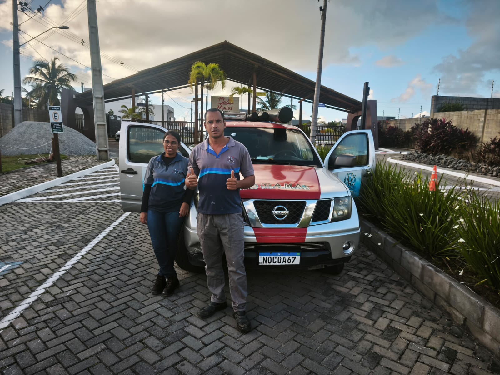 Equipe GAMA em frente à caminhonete da empresa