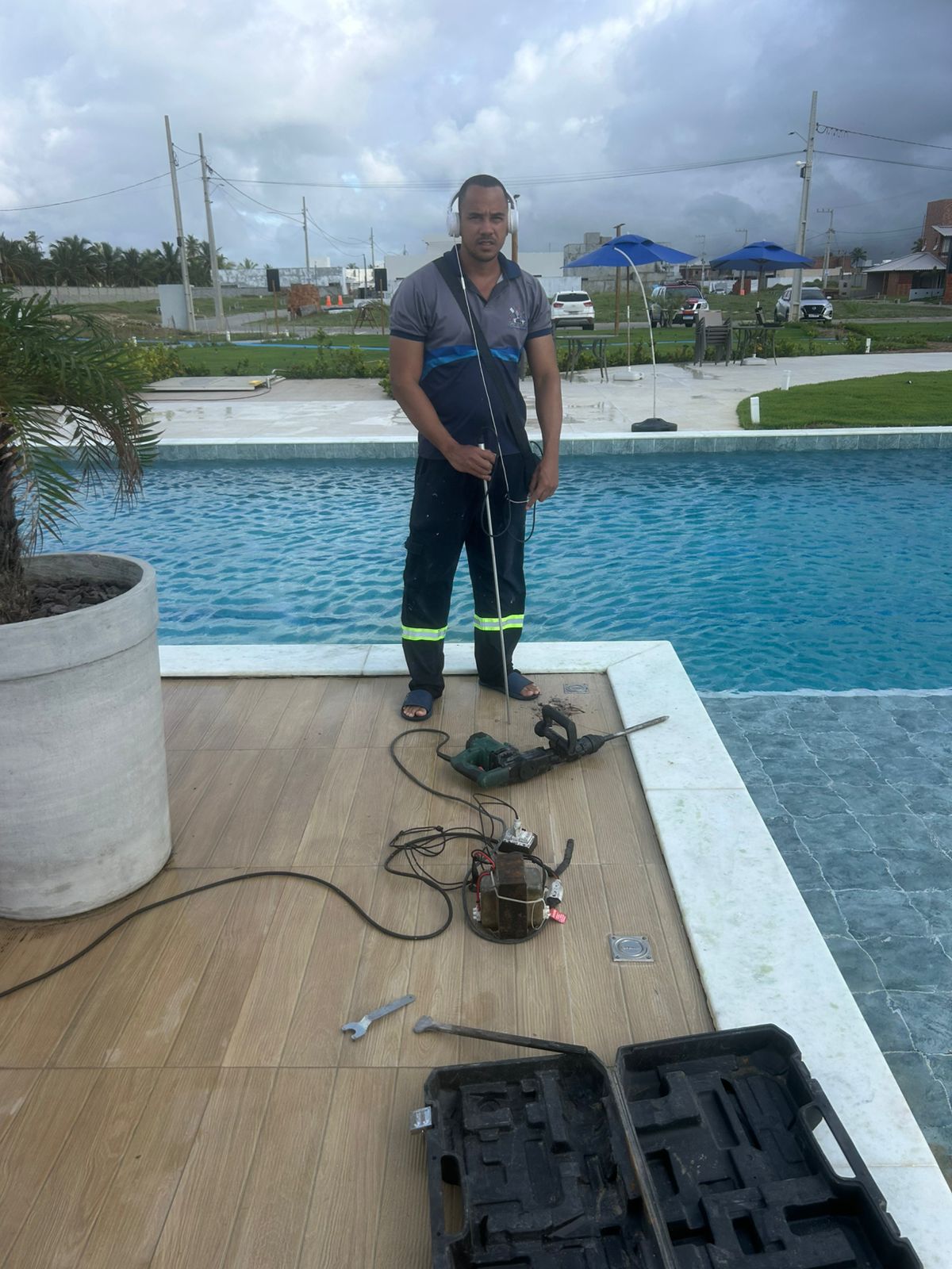 Técnico GAMA usando geofone para localizar vazamento em piscina